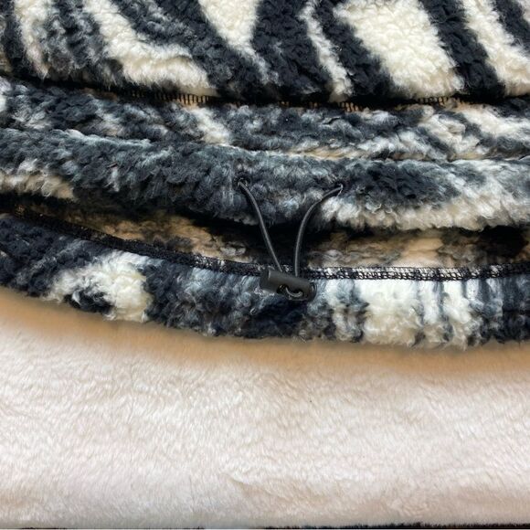 SO Black and White Swirl Design Fleecy1/4 Zip Pullover Size Medium - Picture 8 of 11